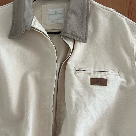 Unisex Cream Jacket with Gray Collar - Picture 3 of 6